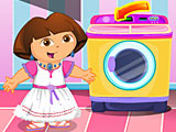 Даша стирает одежду